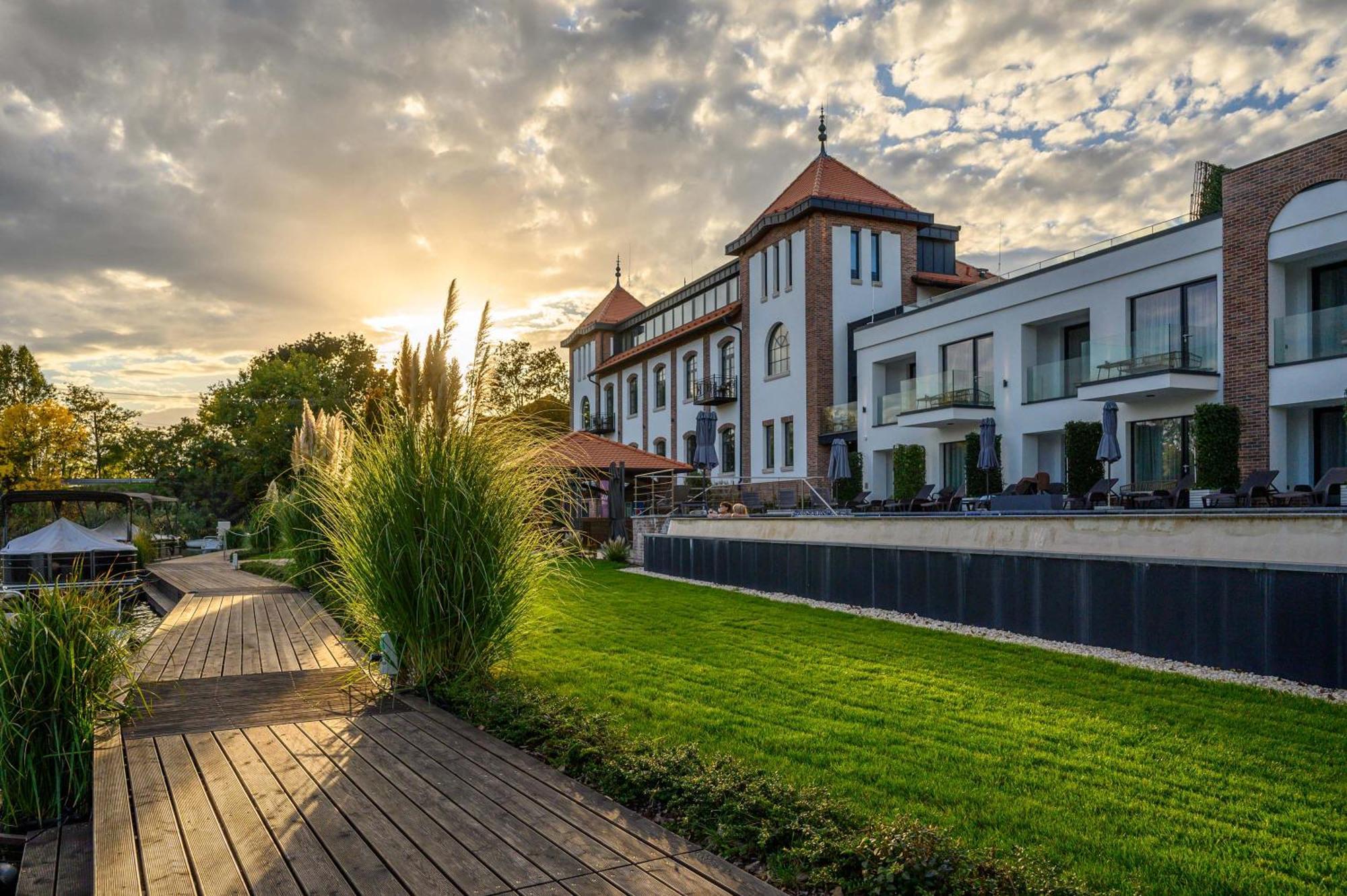 Bordur Wellness Hotel Superior Es Szonyegmuzeum Békésszentandrás Exterior foto